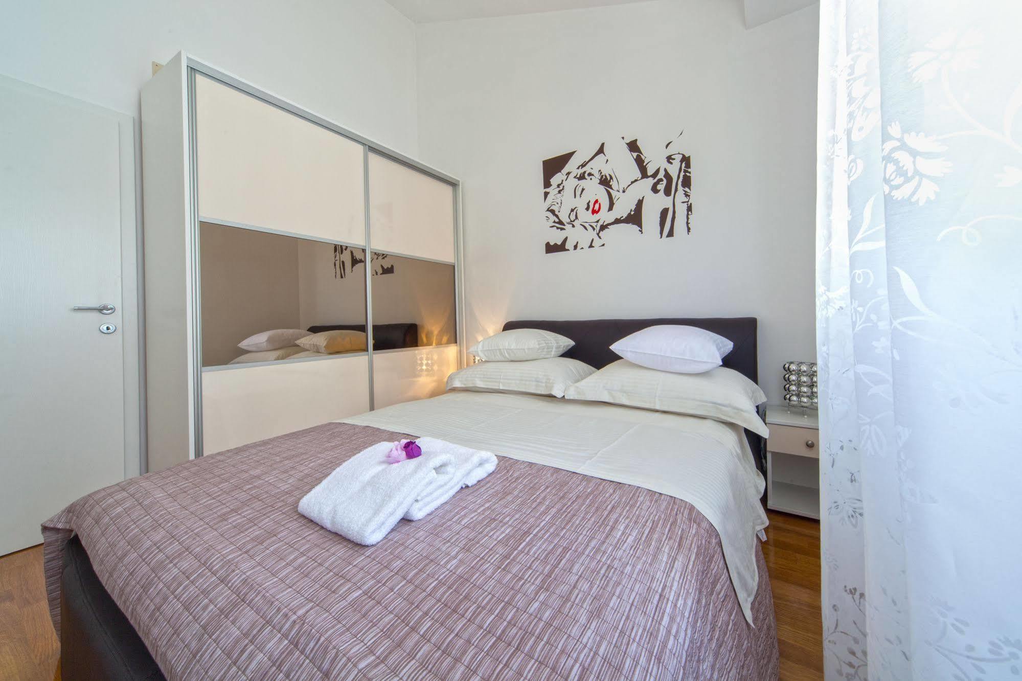 Madrugada Apartments Stari Grad  Esterno foto